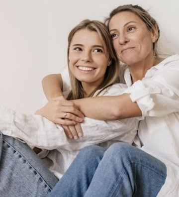 Mãe e filha abraçadas
